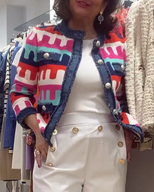 Raw kant knapper fargerikt print jakke