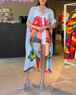 Vertikal stripete jakkeslagsbluse med karaktertrykk