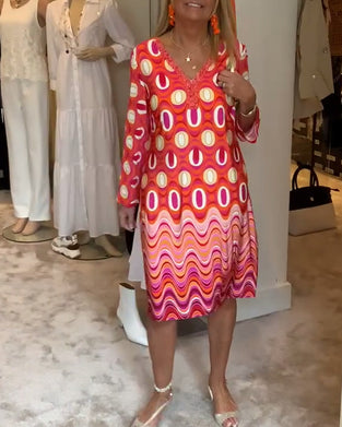 Uformell løs kjole med trykt V-hals og lange ermer