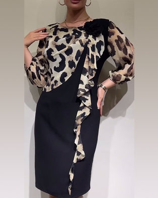 Elegant patchworkkjole med leopardmønster