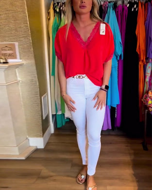 Ensfarget topp med spleiset v-hals