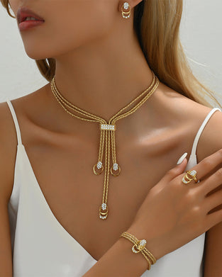 Enkelt sett med kjede og øredobber