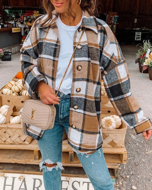 Uformell jakke med rutetetrykk med knapper