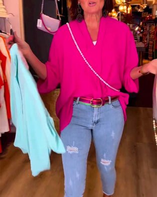 Uformell ensfarget bluse med V-hals og trekvart erme