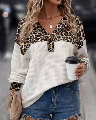 Uformell genser med V-hals i leopardmønster