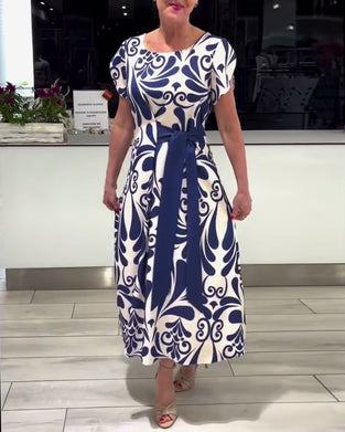 Elegant kortermet kjole med kontrasttrykk