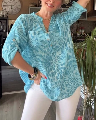 Bluse med trykt V-hals med knapp med trekvart ermer