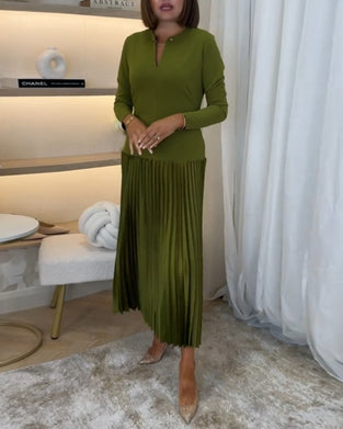 Uformell ensfarget kjole med lange ermer og fold