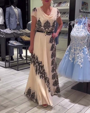 Plissert elegant kjole med vintage trykk