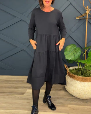 Uformell ensfarget patchworkkjole med rund hals