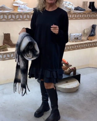 Kjole med elegant silhuett og lange ermer