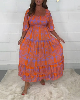 Kjole med firkantet hals og halverm