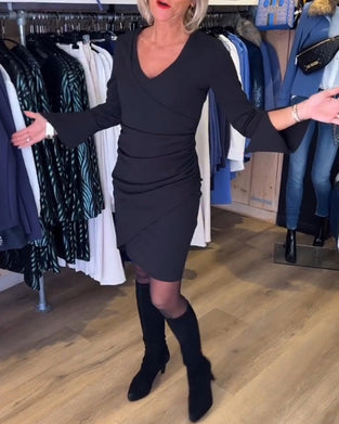 Kjole med V-nakke og blusshylse