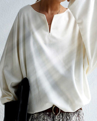 Ensfarget topp med løs v-hals
