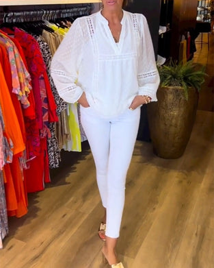 Langermet topp i blondepanel med V-hals