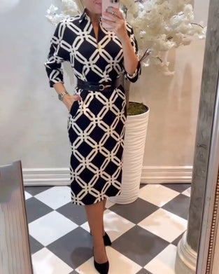 Elegant kjole med geometrisk trykk på siden