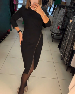 Kjole med rund hals og skrå splitt