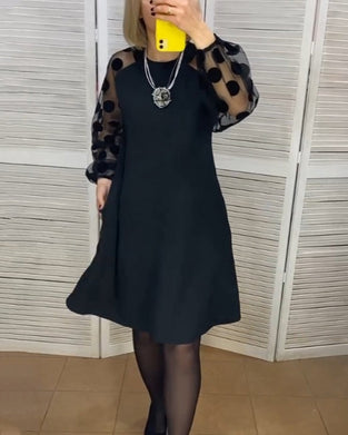 Kjole med elegant stil og prikkete mønster