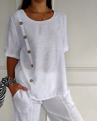 Topp med spinkelt stoff og knapper