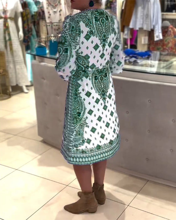 Elegant midikjole med V-hals