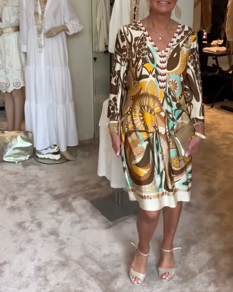 V-hals avslappet kjole med retrotrykk