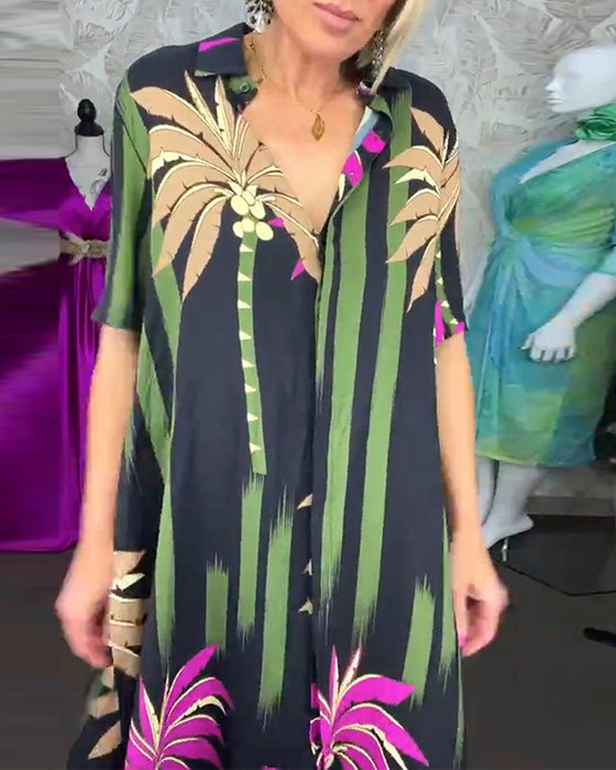 Uformell løs kjole med kortermet splitt med bladtrykk