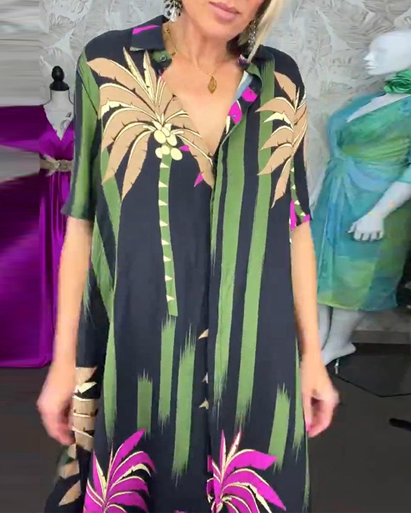 Uformell løs kjole med kortermet splitt med bladtrykk