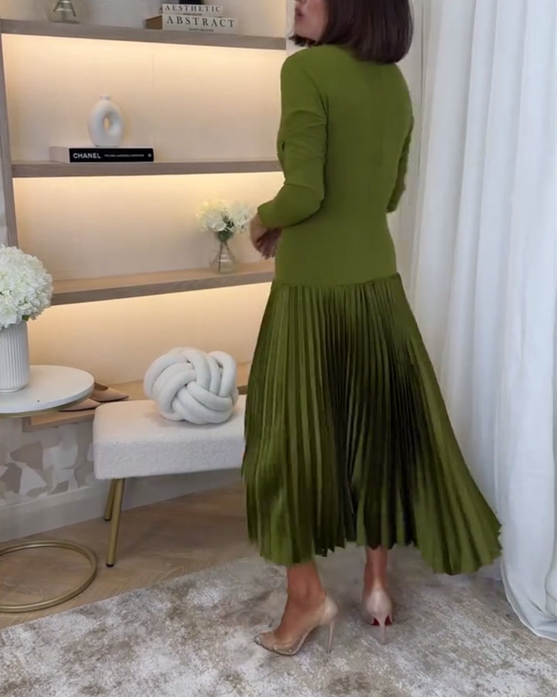 Uformell ensfarget kjole med lange ermer og fold