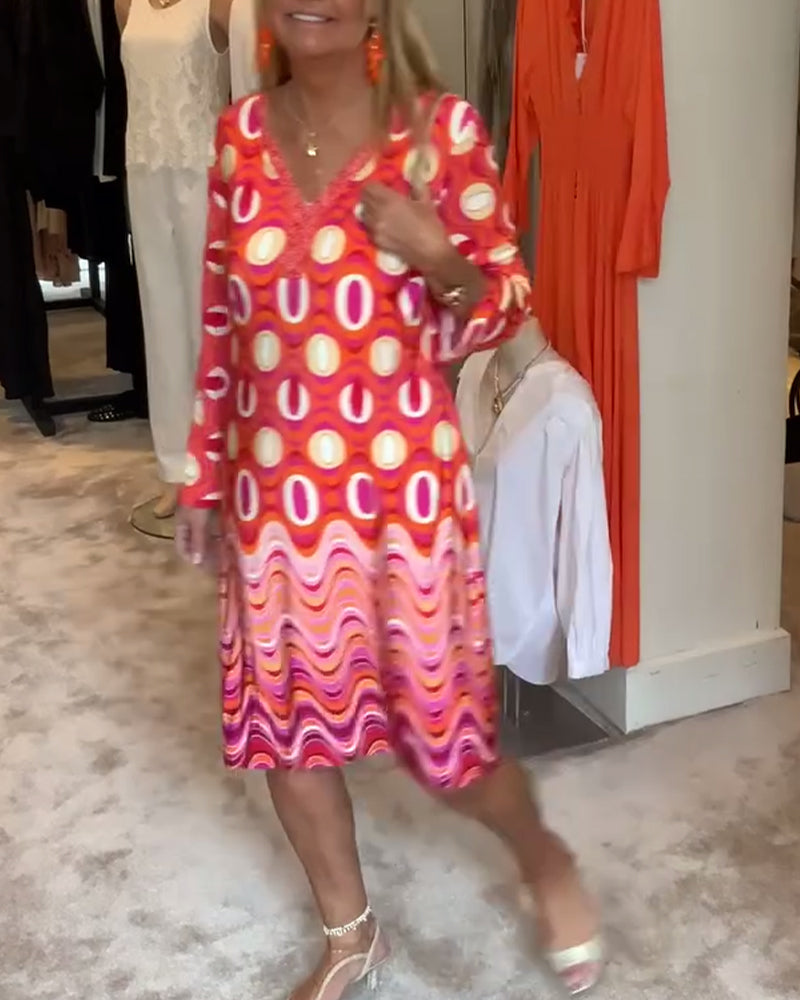 Uformell løs kjole med trykt V-hals og lange ermer