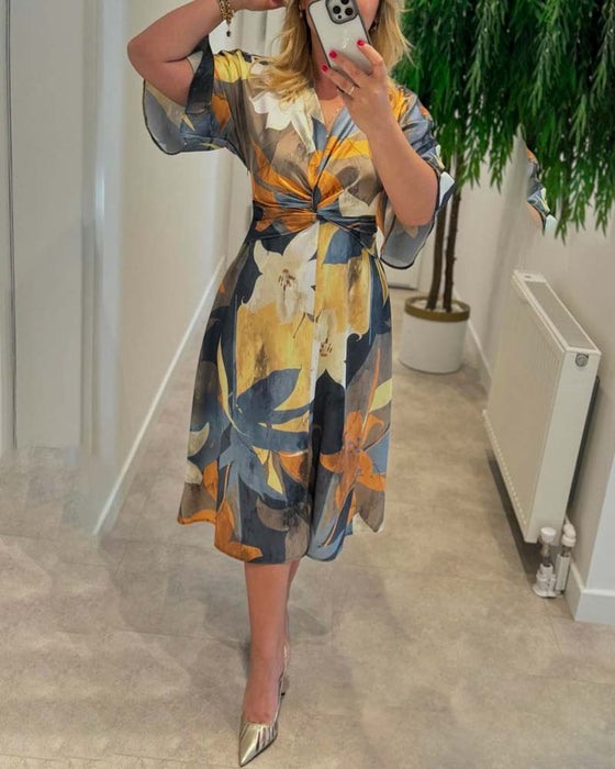 Elegant kjole med v-hals med blomstertrykk
