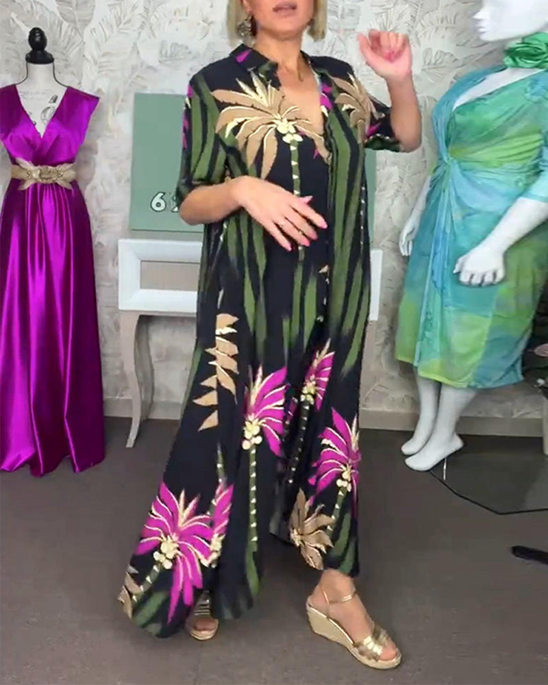 Uformell løs kjole med kortermet splitt med bladtrykk