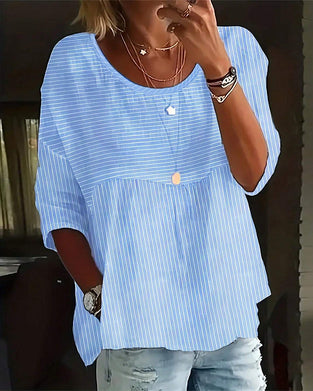 Avslappet topp med stripete trykk med rund hals