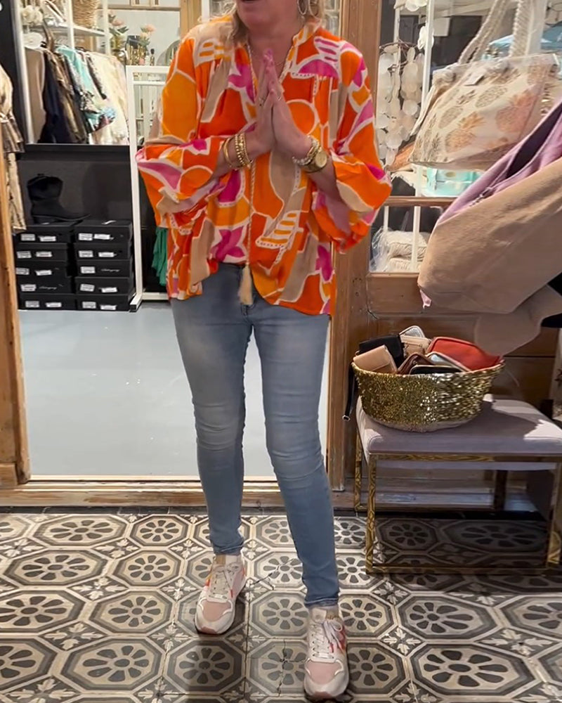 Bluse med fargerik og avløpt skulder