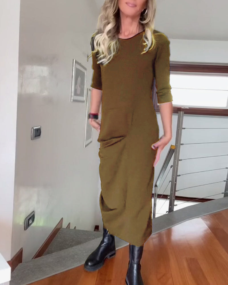 Plissert ensfarget elegant kjole med rund hals