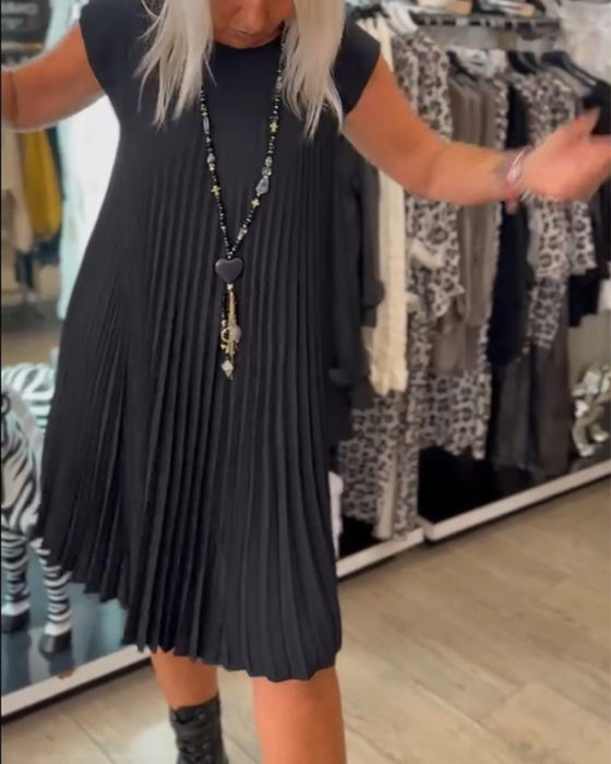 Ensfarget plissert uformell kjole med rund hals