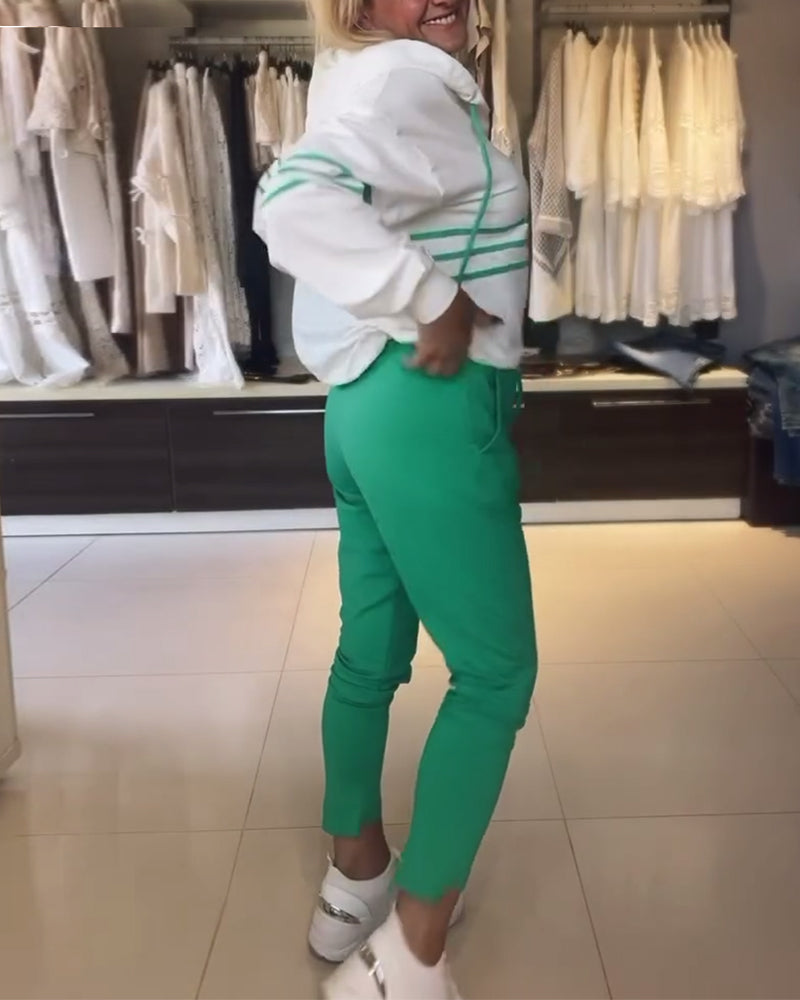 Uformelt sett med hettegenser med stripetrykk