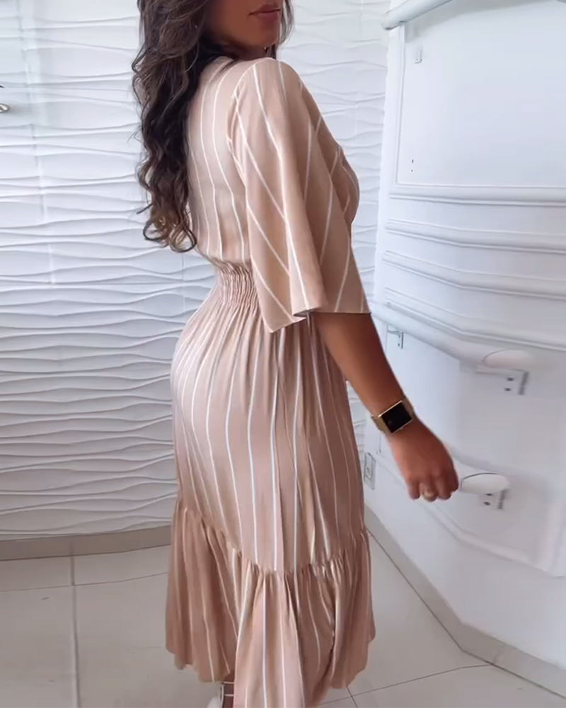 Uformell kjole med stripetrykk og snøring