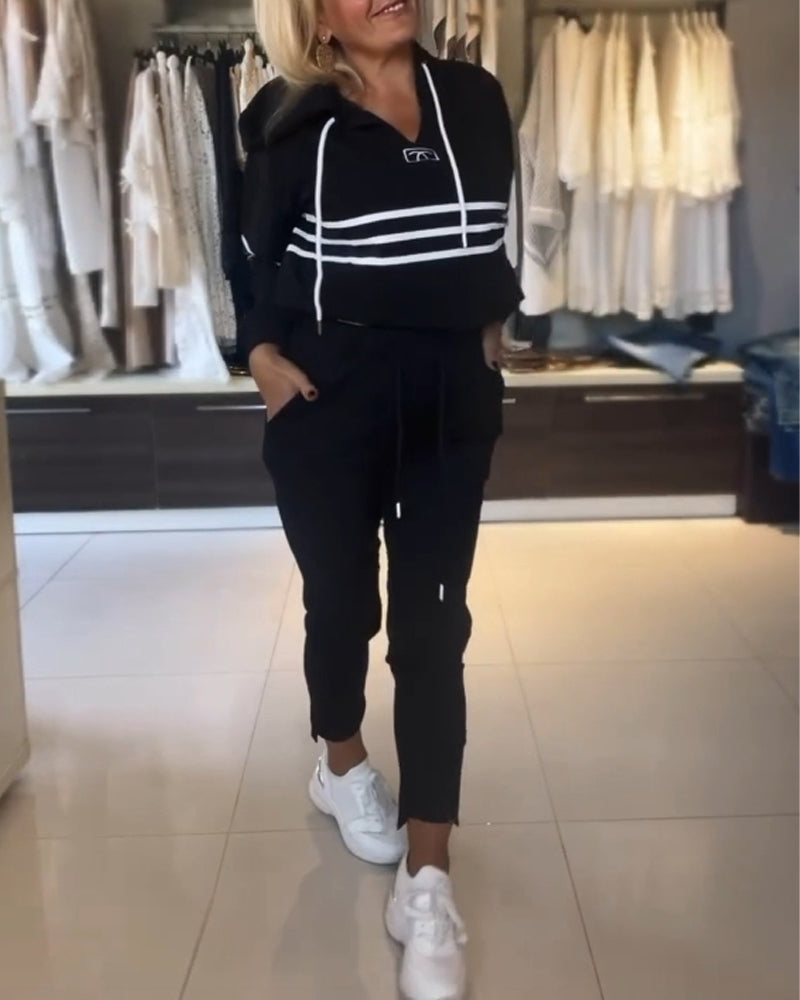 Uformelt sett med hettegenser med stripetrykk