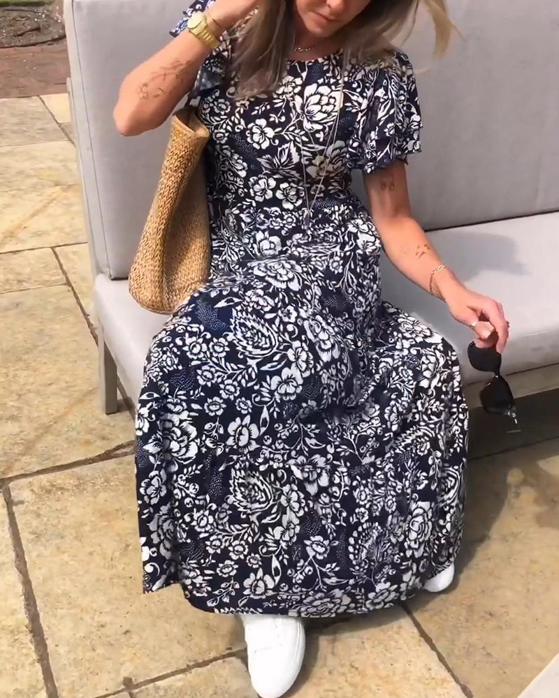 Kortermet lang kjole med blomstertrykk