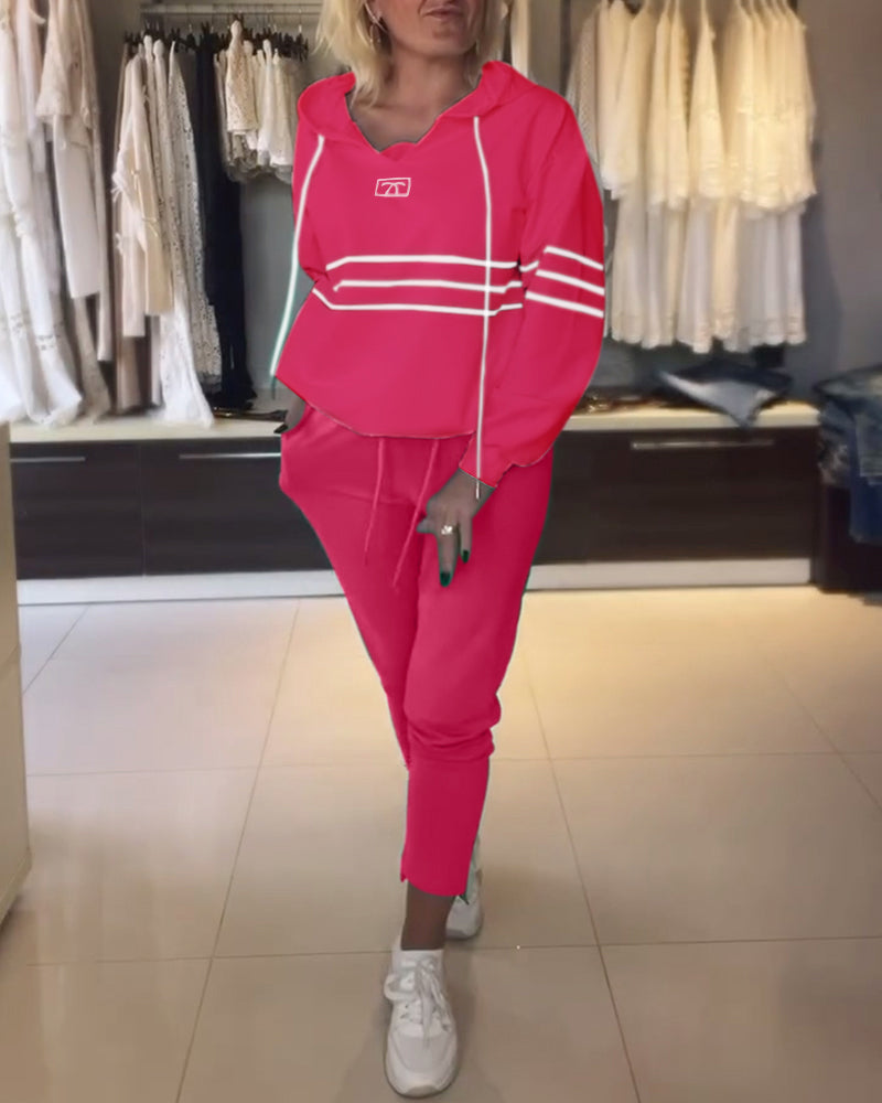 Uformelt sett med hettegenser med stripetrykk