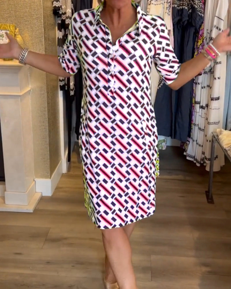 Geometrisk kjole med V-hals og trykk