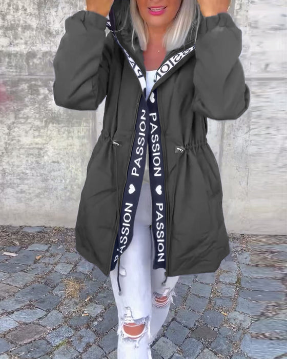 Uformell hettejakke med snøring med bokstavtrykk