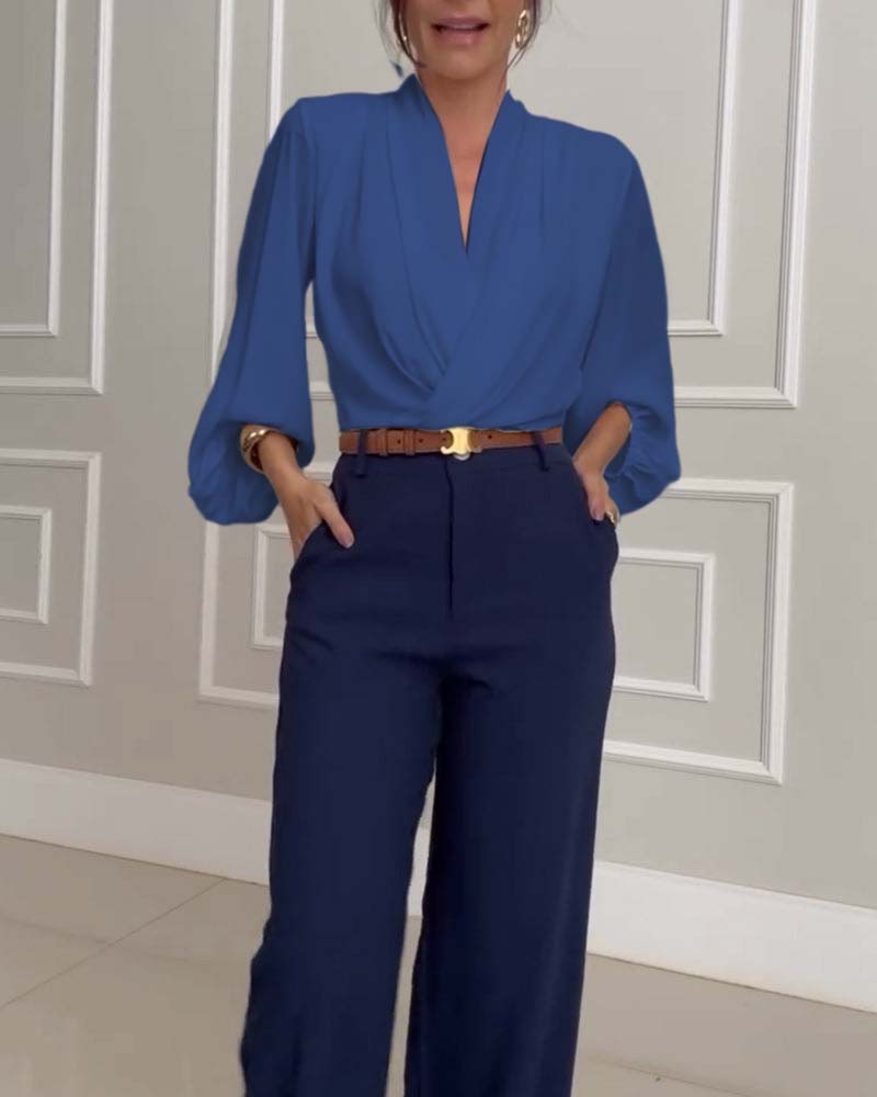 Mote ensfarget bluse med V-hals med lanterne