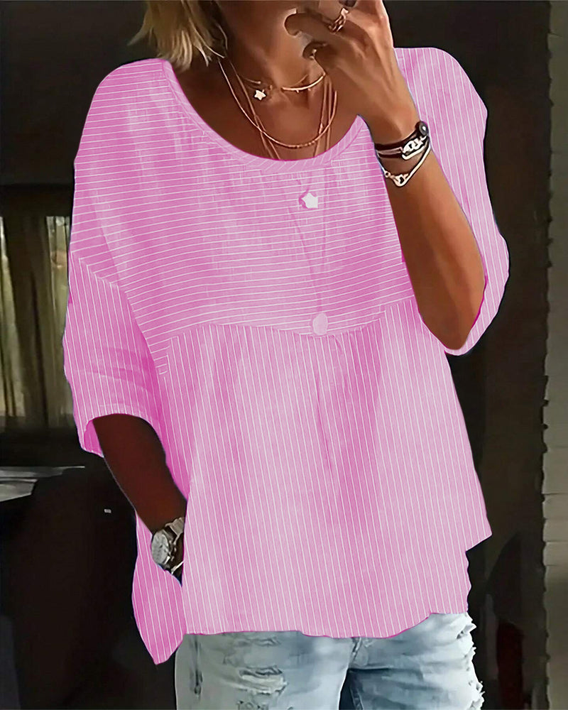 Avslappet topp med stripete trykk med rund hals
