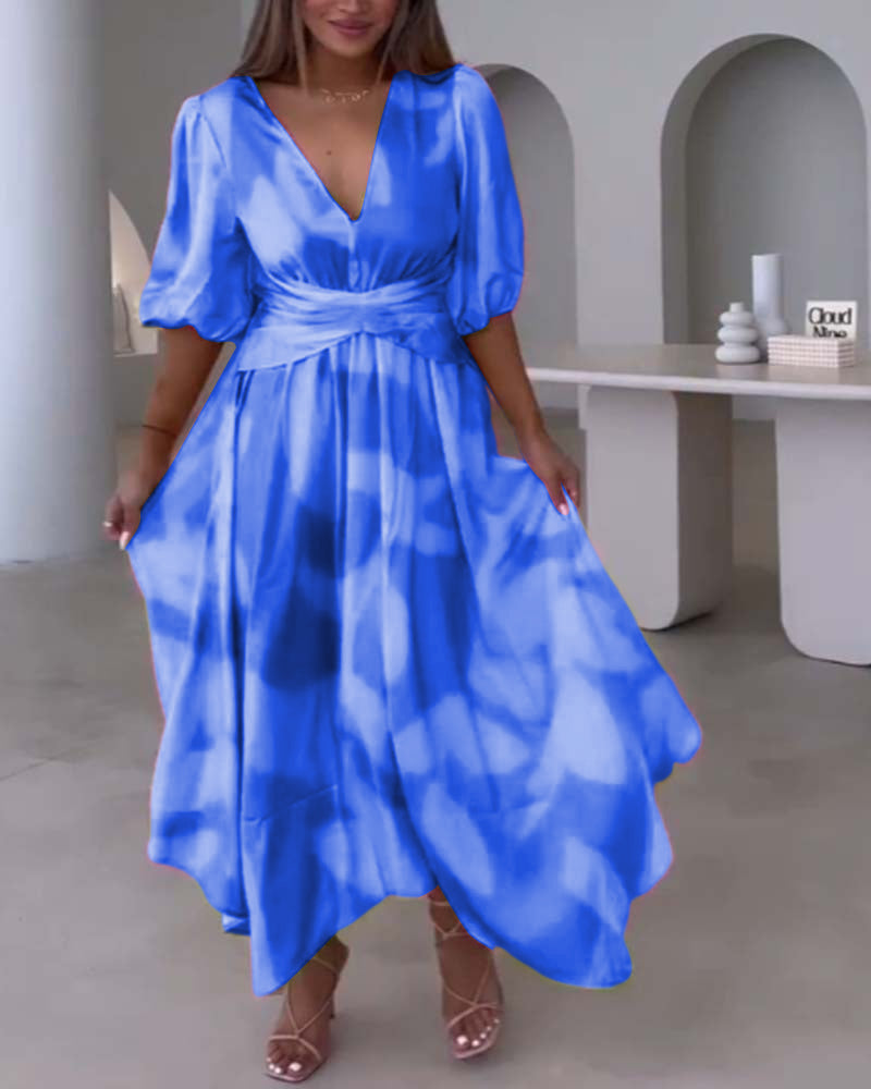 Elegant kjole med dyp V halvermet trykt