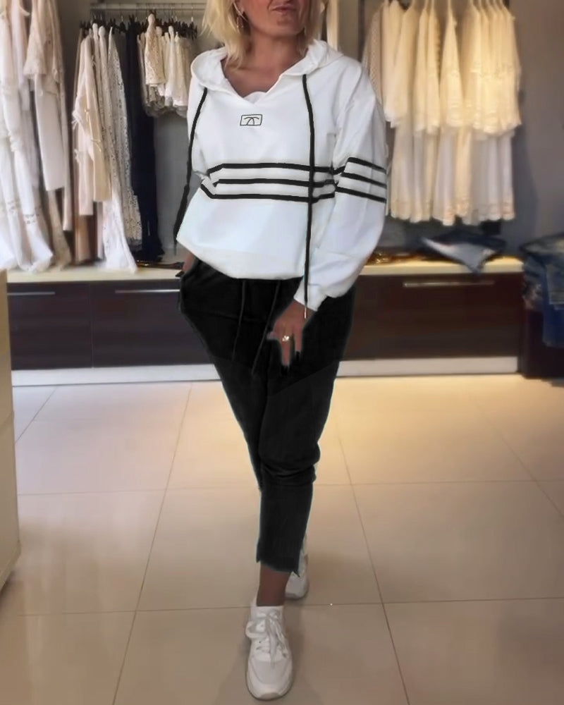 Uformelt sett med hettegenser med stripetrykk