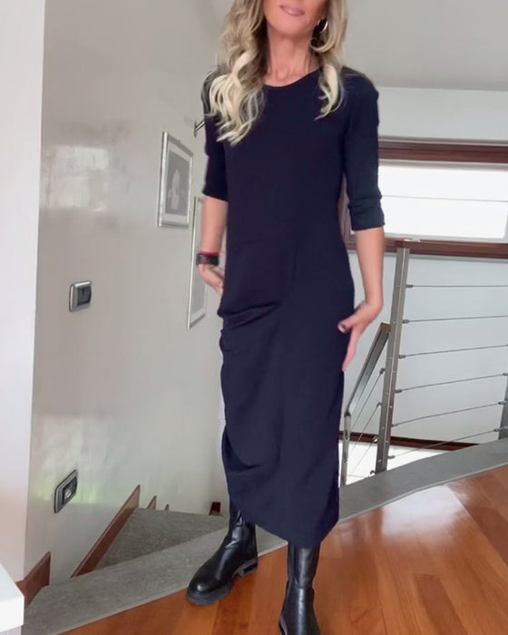 Plissert ensfarget elegant kjole med rund hals