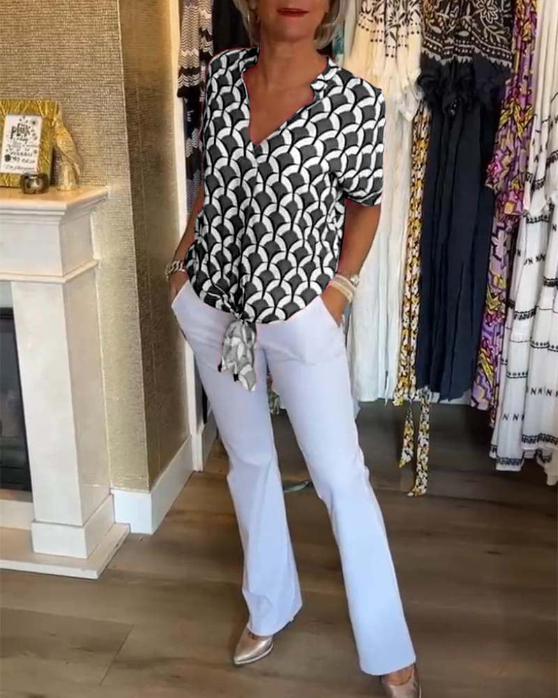 Uformell trykt topp med korte ermer og V-hals