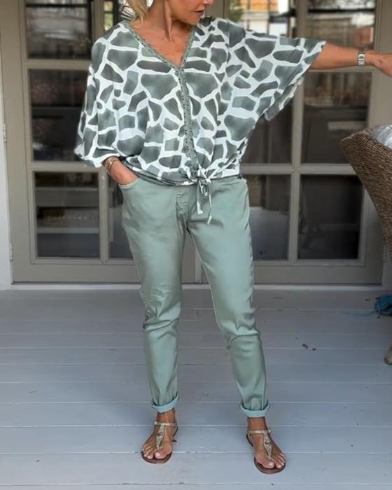 Elegant bluse med V-hals med flaggermusermer