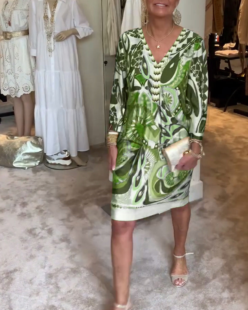 V-hals avslappet kjole med retrotrykk